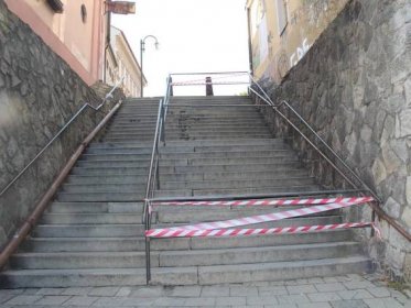 Historické schody z Blažejského náměstí se dočkaly částečné opravy