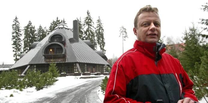 Bývalý poslanec za ČSSD Pavel Ploc navštívil poslaneckou rekreační chatou v Harrachově. V roce 2007 zde stála zákonodárce jedna noc sotva 100 korun.