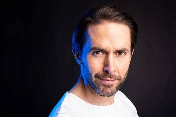 Hlavu si nejlépe vyčistím při úklidu, říká herec Daniel Bambas