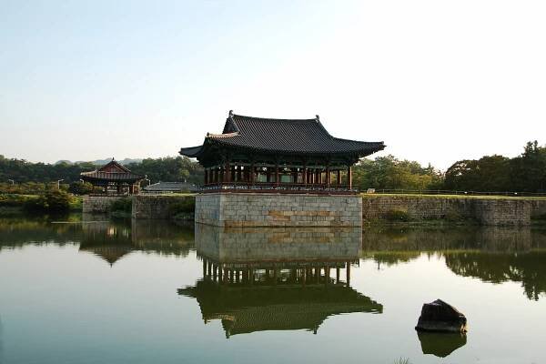 Soubor:Anapji Pond-Gyeongju-Korea-2006-09.jpg – Wikipedie