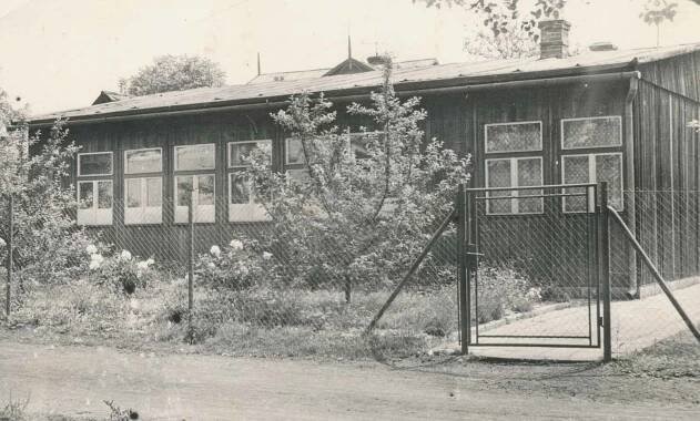 Na snímku přízemní budova, kde škola fungovala v letech 1950- 1962. Dnes tam sídlí MS PZKO Karviná-Ráj.