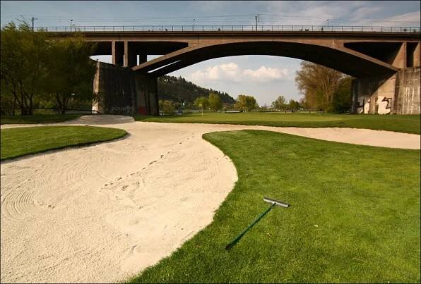 okolí deváté jamky, Golf Club Hodkovičky / Branický most (most Inteligence)