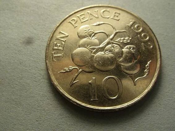 BAILIWICK OF GUERNSEY - 10 TEN PENCE z roku 1992 - ALŽBETA II (24,5 MM