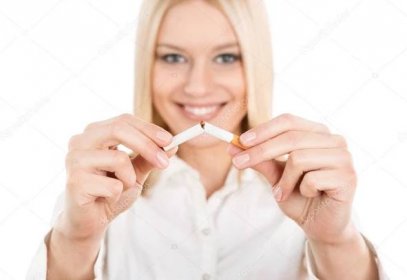 Stáhnout - Mladá blondýnka lámání cigaretu izolovaných na bílém pozadí — Stock obrázek