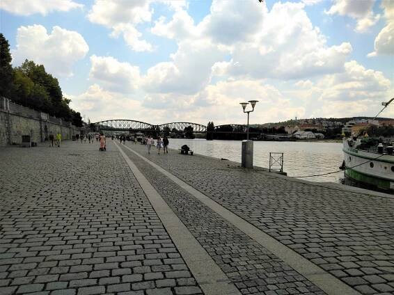 Popíjení na náplavkách utne půlnoc. Praha chystá změnu vyhlášky