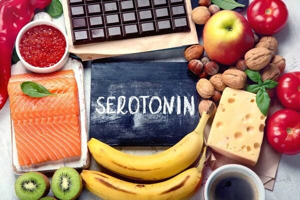 potraviny pro dobrou náladu, mozek a štěstí. přírodní zdroje serotoninu a dopaminu - serotoninem - stock snímky, obrázky a fotky