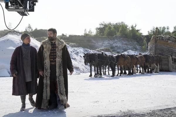 Vikingové: Valhalla - Obleva - Z natáčení - Sofja Lebeděva, Steven Brand