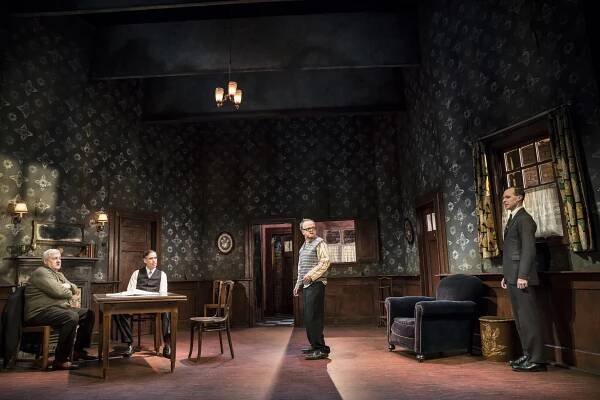 Toby_Jones_Stephen_Mangan_Tom_Vaughan-Lawlor_Peter_Wight_photo_by_Johan_Persson_031217.jpg