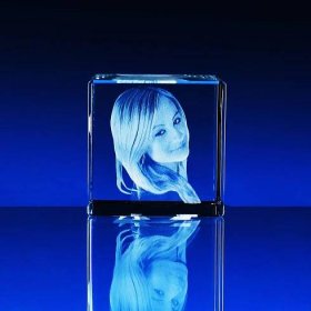 3D Laserovaná fotografie do skla - Portrét v krychli 60x60x60 mm (P301b)