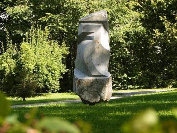 Die Skulptur "Y" von Anton Thuswaldner