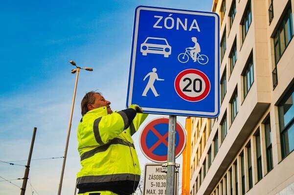 Před brněnským nádražím vznikla sdílená zóna pro řidiče i chodce