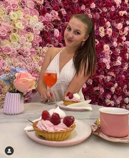 3 generace, 1 šaty! Půvabná dcera Laurinové Valentýna (19) má před zkouškou z dospělosti