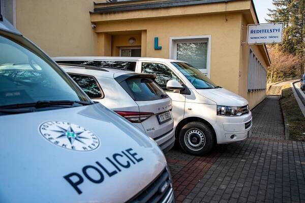 Razie v třinecké nemocnici: Sosnu obsadili policisté, odvedli ředitele Veverku