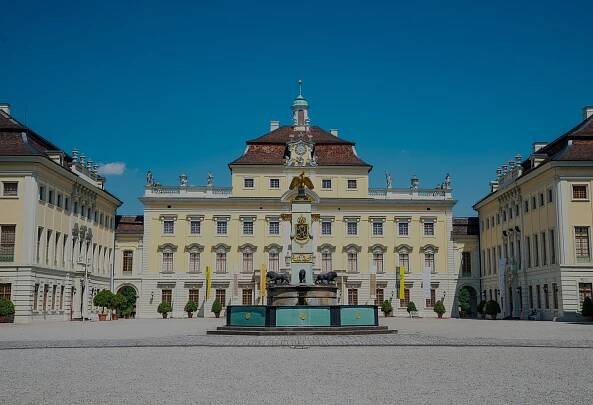 Ein großes Gebäude mit einem Brunnen davor