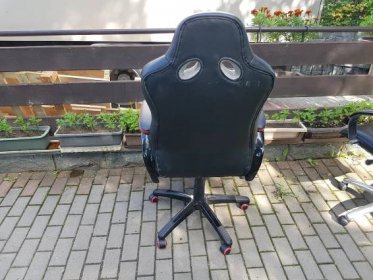 Herní židle - koženka dosti popraskaná - Počítače a hry