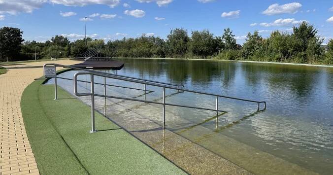 Biotop Kotynka v Dobřanech zve na koupačku i plážový volejbal