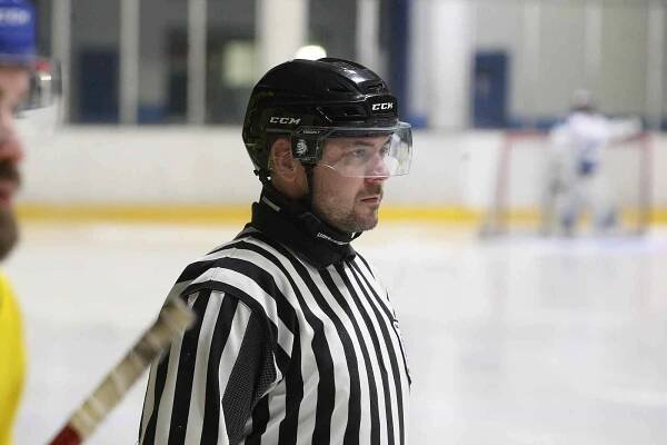 Hokejisté Uherského Brodu (žlutomodré dresy) v rozhodujícím třetím čtvrtfinále play-off zdolali Dynamiters Blansko 5:2.