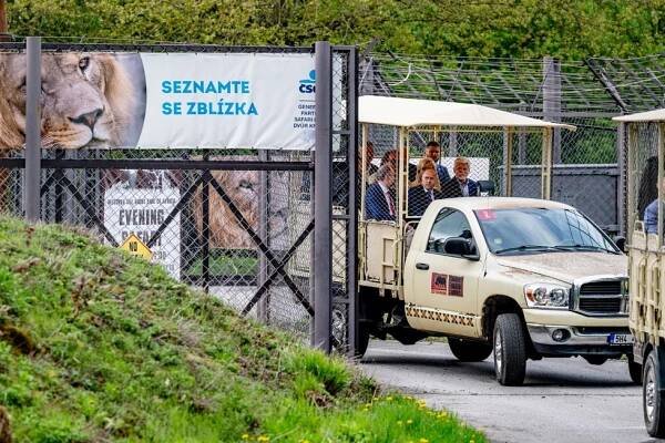 Pavel s Evou v Královéhradeckém kraji: Safari ve Dvoře Králové, studenti i dům pro seniory