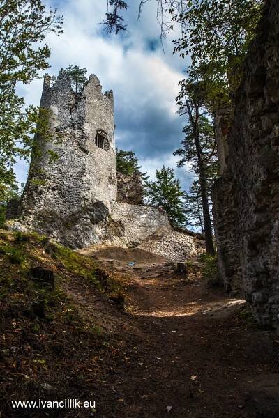 Blatnický hrad. Diadén-Združenie na záchranu Blatnického hradu | Fotograf Ivan Čillík 