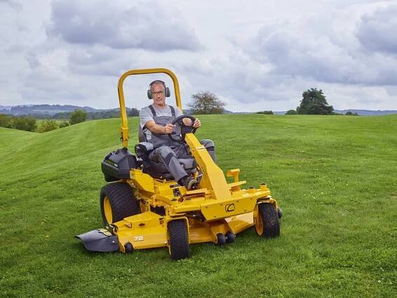 Rider Cub Cadet s nulovým polomerom otáčania Z7 183 2