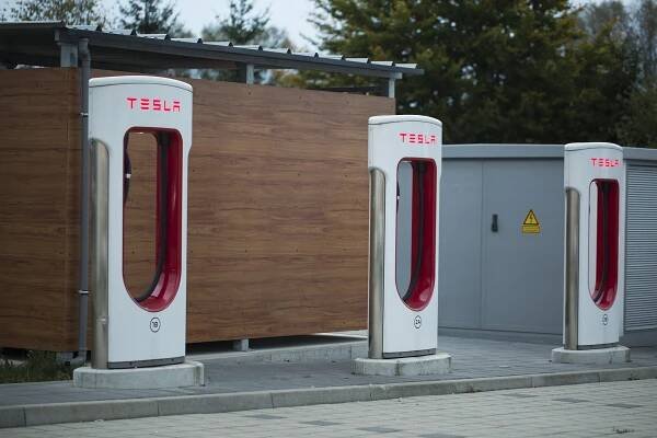 Tesla a její nejlevnější Model 3 – vyjde na 800 000 tisíc korun a koupíte ho pouze on-line – Autozin