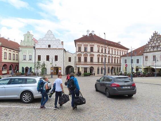 Tábor v obležení turistů. Prázdniny lákají na Staré město davy lidí