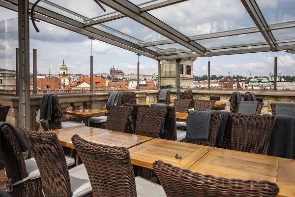 Restaurace i hotely opět klesly na dno. Data ukazují, jak je srazila druhá vlna koronaviru