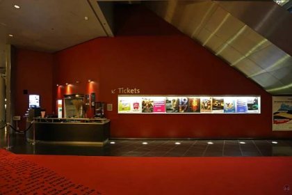 CineStar Kino im Sony Center Berlin. Bar unter den Fahrtreppen im Foyer.