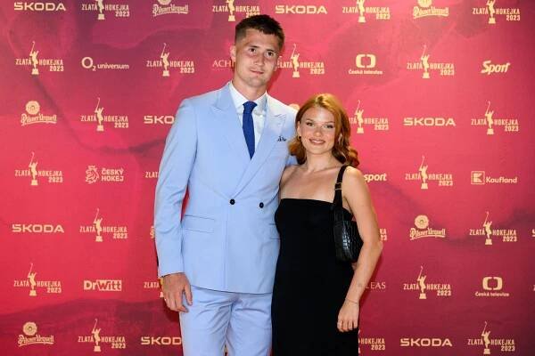 Partnerka hráče NHL Martina Nečase se ozvala z nemocničního lůžka: Zpěvačka Nykki podstoupila plastiku prsou