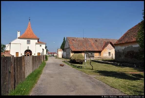 Hradiště u Znojma – komenda a kostel sv. Hyppolita – fotografie / hrady-zriceniny.cz