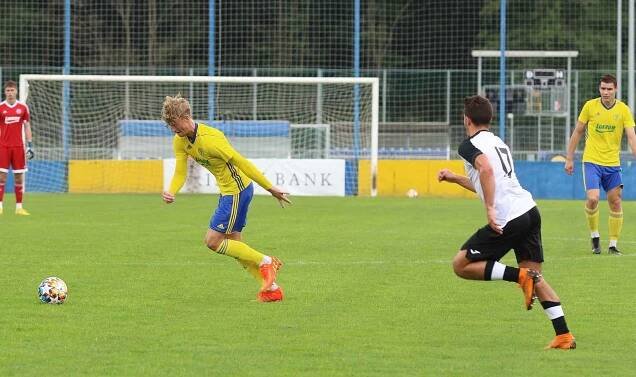 Fotbalisté Zlína B (žluté dresy) v 6. kole MSFL zdolali na Vršavě Frýdlant nad Ostravicí 1:0.