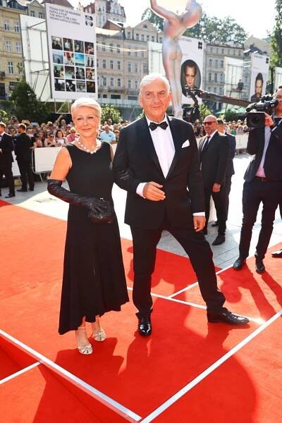 Miroslav Donutil s manželkou v Karlových Varech v loňském roce. Zuzana Donutilová oblékla šaty od Beaty Rajské a doplnila je šperky ALO Diamonds.