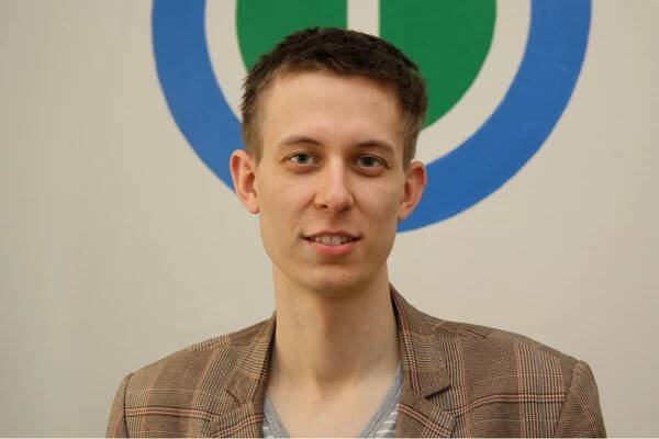 Vojtěch Dostál je předsedou spolku Wikimedia Česká republika, který je českou pobočkou americké Nadace Wikimedia, provozovatele Wikipedie.