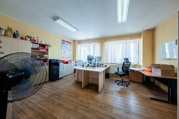 Pronájem skladových prostor 800m2v Hradci Králové | VČRF Reality s.r.o.