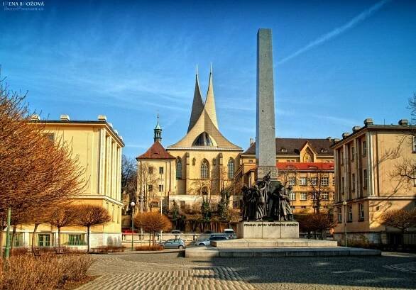 Fotografie - památník, náměstí Pod Emauzy - 21.11.2022