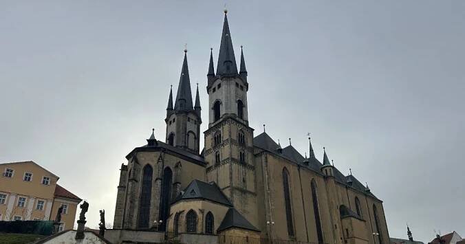 Z věže kostela sv. Mikuláše budete mít Cheb jako na dlani. Uvidíte majestátní hrad i řeku Ohři