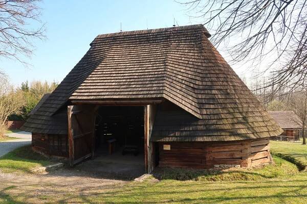 Polygonální stodola ze Sádku - Národní muzeum v přírodě