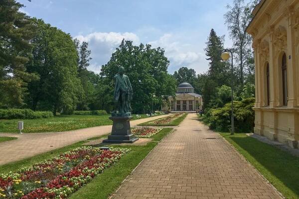 První slatinné lázně na světě vznikly u nás. Františkovy Lázně proslavila úspěšná léčba neplodnosti | Střední Čechy