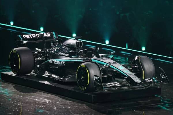 F1: tým Mercedes-AMG PETRONAS Formula One: Nové auto. Nová sestava. Další kapitola.