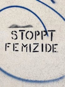 Die Parole "Stoppt Femizide" ist in Großbuchstaben auf eine Wand geschrieben.