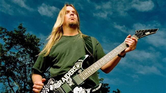 Zemřel kytarista Slayer Jeff Hanneman, po kousnutí pavoukem mu odumírala tkáň