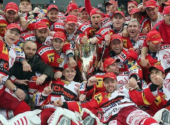 HC Slavia Praha získala mistrovský titul - Videa fanoušků: Růžička a spol. jsou mistry! (9/16)