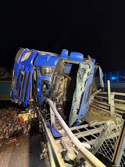 Na dálnici D35 boural kamion s cukrovou řepou. Řidič je ve vážném stavu