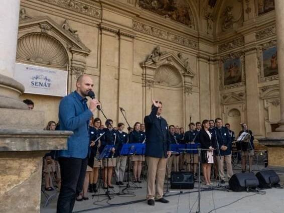 Kmochova hudba opět zahrála v Praze. U Senátu zazněl také kvapík Na motoru