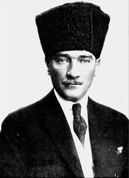 Salon Kıyafetleri - Levon Kordonciyan - en-ataturk
