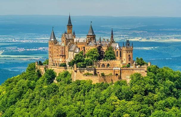 Německý zámek Hohenzollern patří mezi ty nejslavnější. Navštivte Royal Winter Magic 2024 - JenProCestovatele