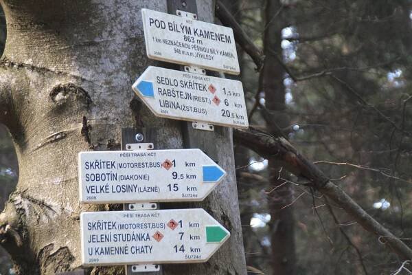 Velikonoční Hanušovická vrchovina. Putování s bivakem přes Bílé kameny, Skály a Rabštejn na Skřítek