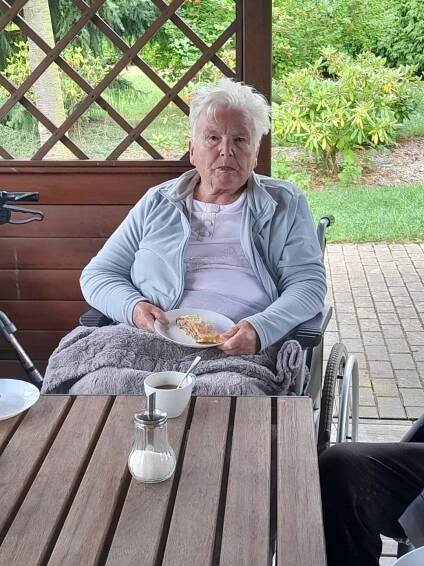 Posezení v altánku při kávě a závinu - Hlavní budova, srpen 2024 | Charitní domov Moravec