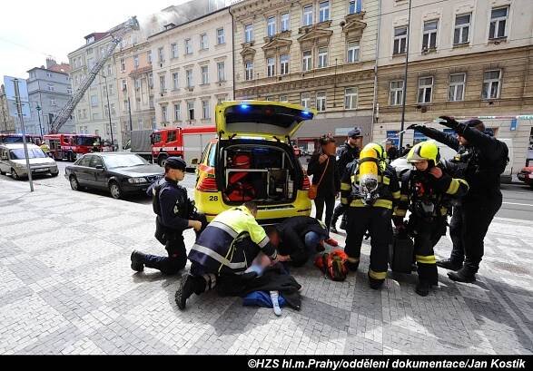 Při zásahu u požáru sklepa v Praze zachránili hasiči 11 lidí a psa | Týdeník Policie