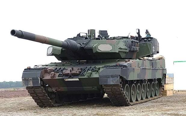 Německý tank Leopard 2A7 se systémem aktivní ochrany EuroTrophy předznamenává základní podobu tanku Leopard 2A8